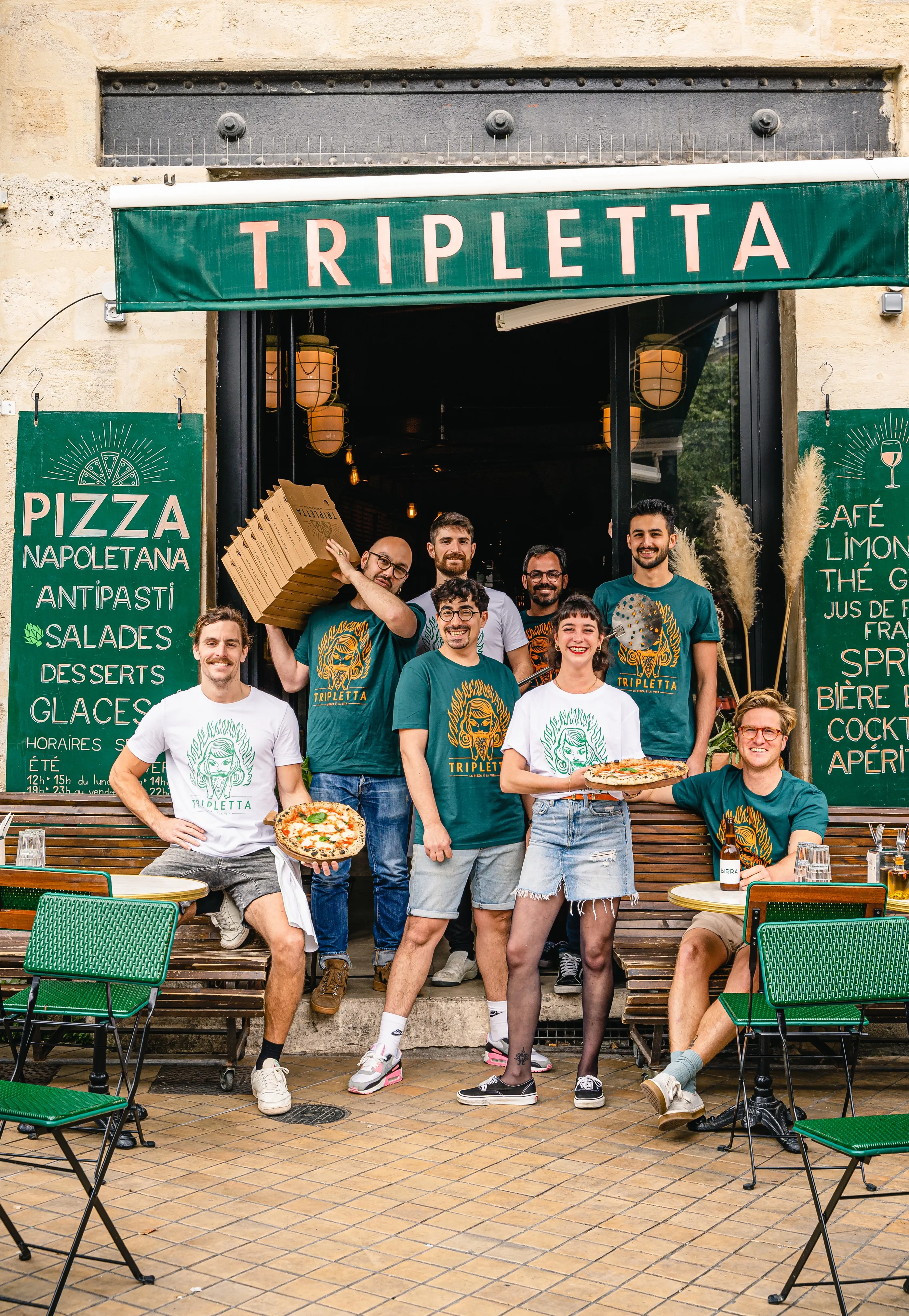 Deuxième du clan Rue Forno, posé sur une grande place du quartier arty et populaire de Saint-Michel. Après les marchés et les brocantes, on s’installe au soleil sur la grande terrasse de 60 places.