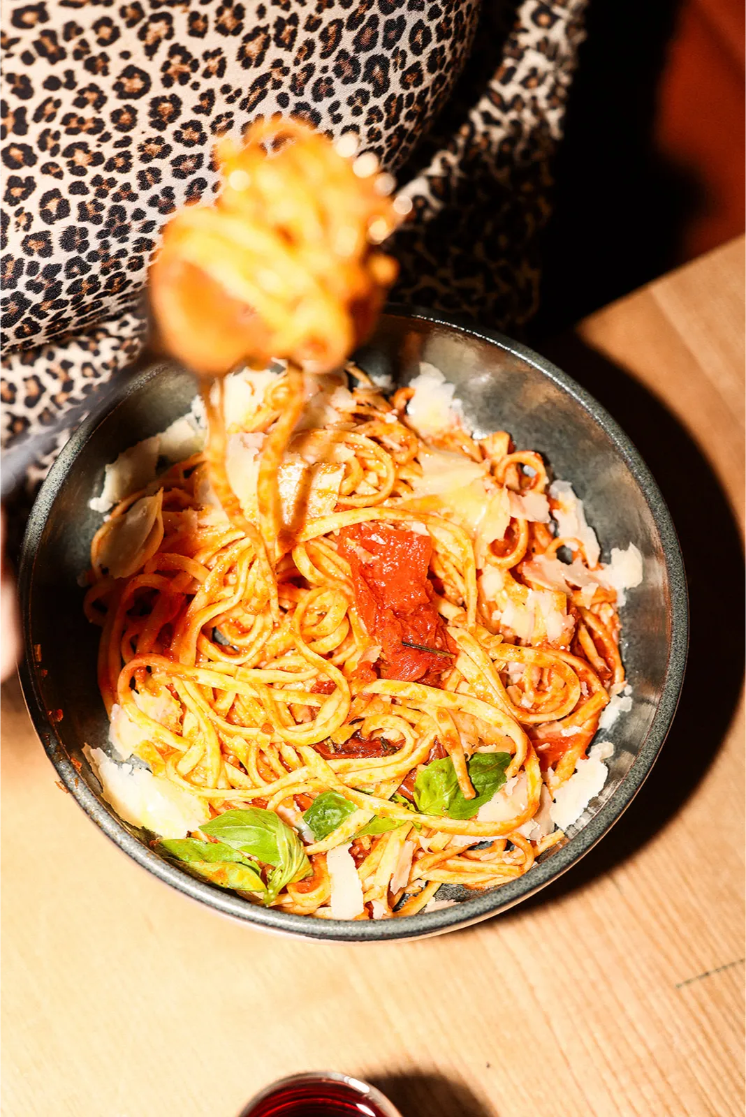 Assiette généreuse de spaghetti gourmands, servie dans un restaurant Rue Forno.